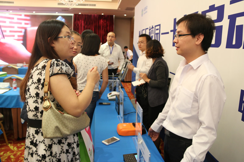 北京移动联合北邮开启“NFC手机校园一卡通”智能校园新时代(图3) 现场嘉宾参观金年会产品体验区